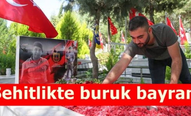 Şehitlikte buruk bayram