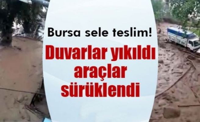 Sel duvarları yıkıp araçları sürükledi