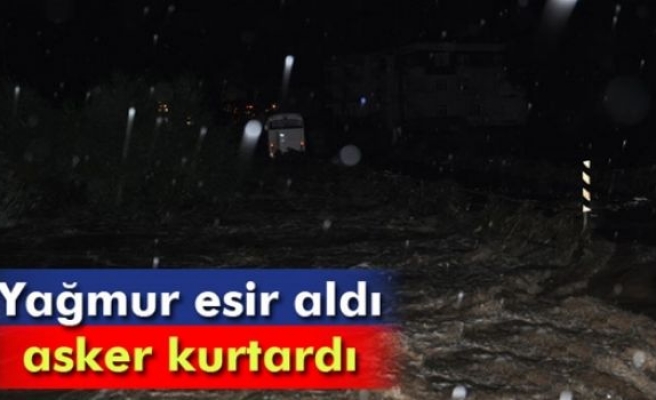 Sele kapılmaktan askerler kurtardı!