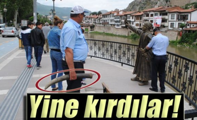 Selfieci şehzadenin kılıcı yine kırıldı