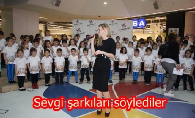 Sevgi şarkıları söylediler