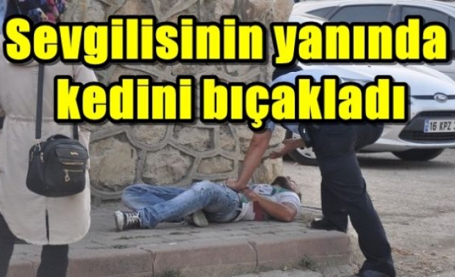 Sevgilisinin yanında kedini bıçakladı