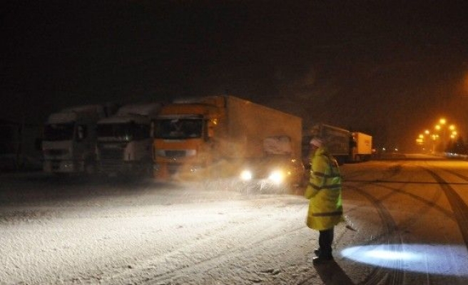 Seydişehir’de trafiğe kar engeli