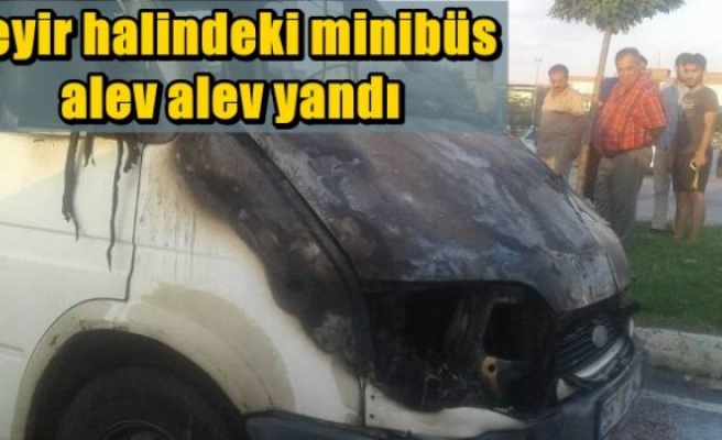 Seyir halindeki minibüs alev alev yandı