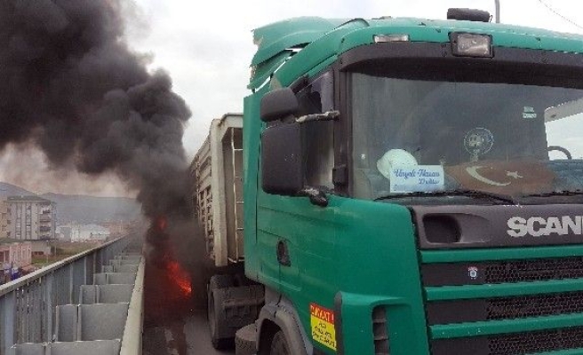 Seyir halindeki TIR’da yangın çıktı