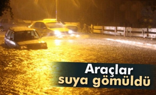 Şiddetli yağış sebebiyle araçlar suya gömüldü