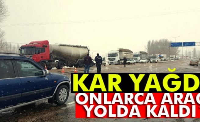 Sivas'ta kar onlarca aracı yolda bıraktı