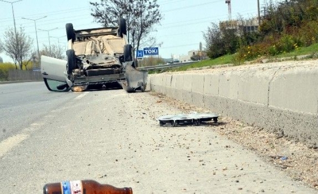 Şoför Takla Atan Otomobili Bırakıp Kaçtı