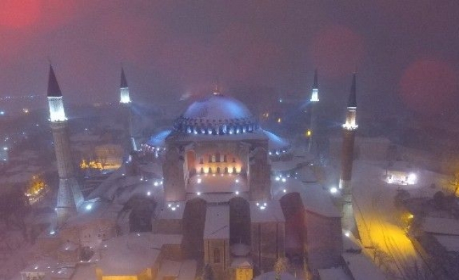 Sultanahmet’te eşsiz kar manzarası havadan görüntülendi