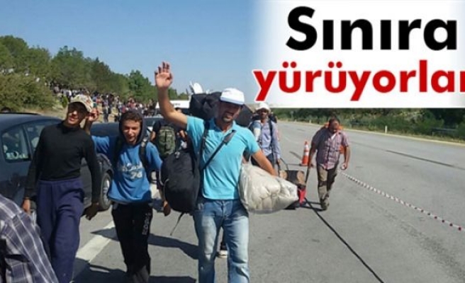 Suriyeli mülteciler sınır kapısına yürüyor