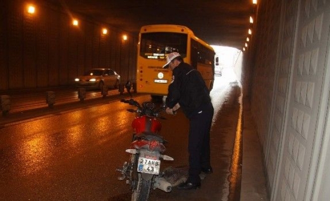 Sürücü Kaza Yaptı, Motosikletini Polis Taşıdı