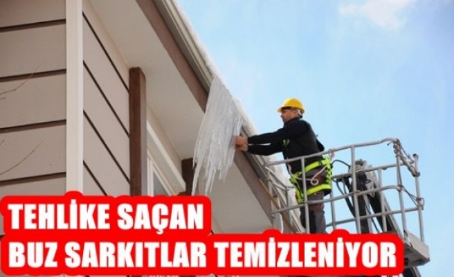 Tehlike saçan buz sarkıtları temizleniyor