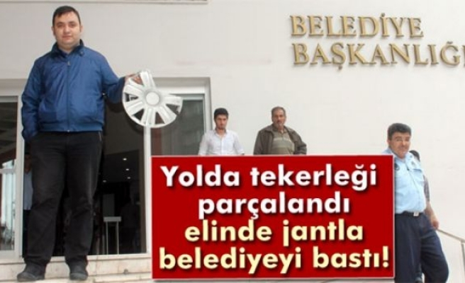 Tekerleği patlayınca jantla belediyeyi bastı