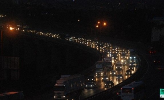 TEM Otoyolunda Tatilciler 2. Vitesi Unuttu