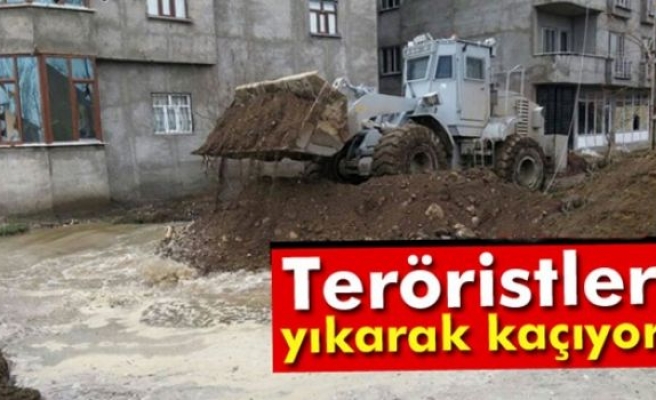 Teröristler yıkarak kaçıyor