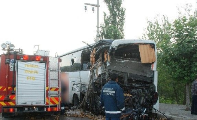 Tokat’ta Yolcu Otobüsüne Kamyon Çarptı: 15 Yaralı