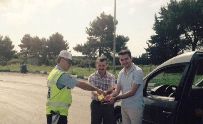 Trafik Polisleri Kazalara Karşı Broşür Dağıttı