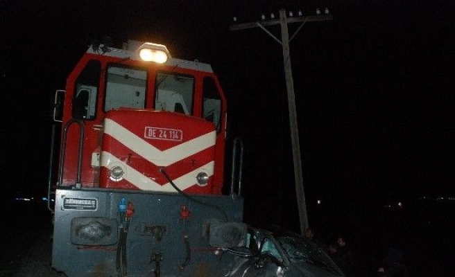 Tren, Otomobili Sürükledi: 1 Yaralı