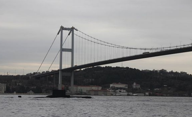 Türk denizaltısı İstanbul Boğazı'ndan geçti