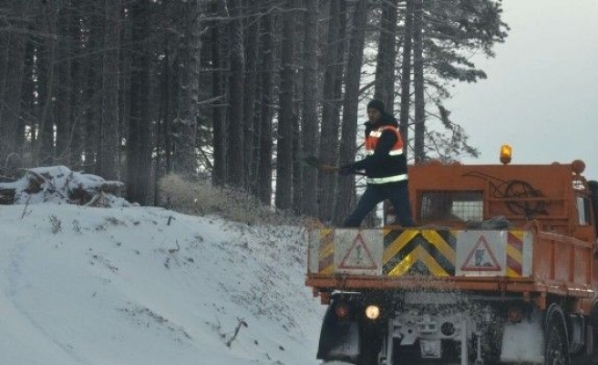 Uludağ -12 oldu, ekipler yolları tuzladı