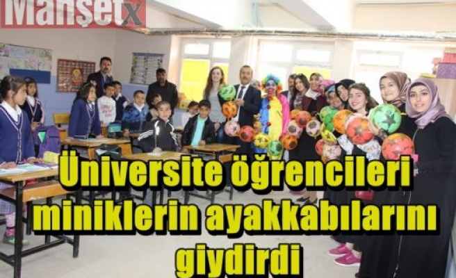 Üniversite öğrencileri miniklerin ayakkabılarını giydirdi