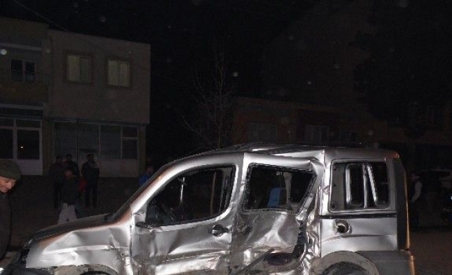 Vakaya Giden Ambulans Kaza Yaptı:  3 Yaralı