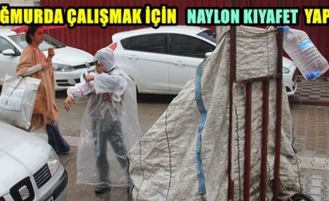 Yağmurda çalışmak için naylon kıyafet yaptı