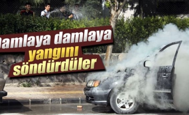 Yanan otomobili öğrenciler söndürdü