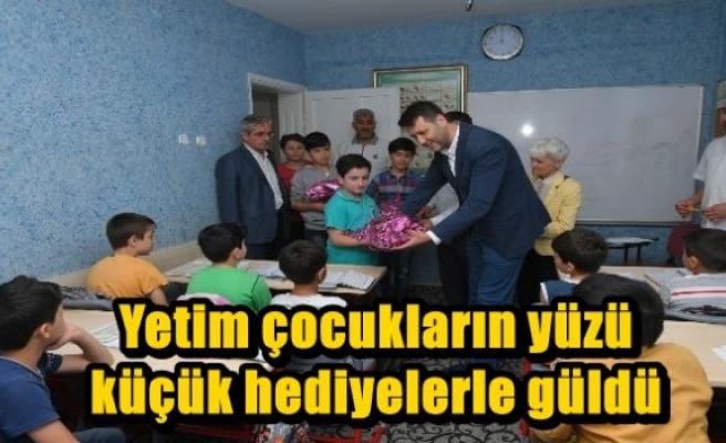 Yetim çocukların yüzü küçük hediyelerle güldü