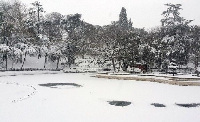 Yıldız Parkı’nda gölet buz tuttu