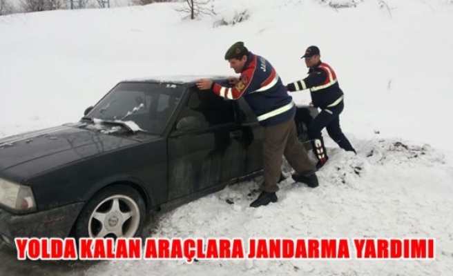 Yolda kalan araçlara jandarma yardımı