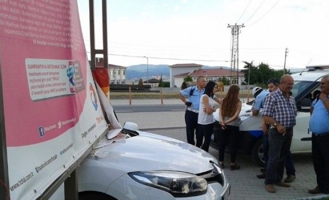 Yoldan Çıkan Otomobil Benzinliğe Daldı