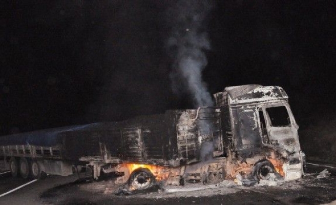 Yolu kesen teröristler araç yaktı