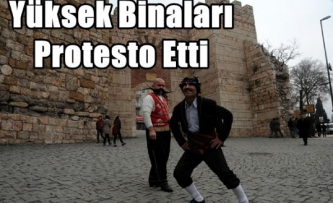 Yüksek Binaları Protesto Etti