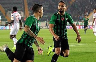 Akhisarspor evinde güldü