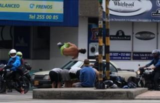 Hayatlarını trafik lambaları önünde akrobasi...