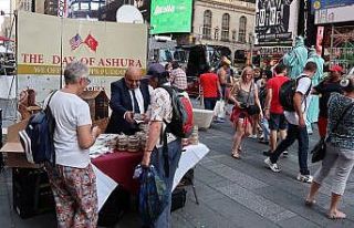 Times Meydanı'nda aşure ikramı