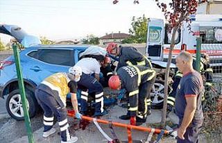 Kocaeli'de bariyerlere çarpan cipteki 4 kişi yaralandı