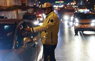 İstanbul'da polis otomobiliyle tur atan şahısla...