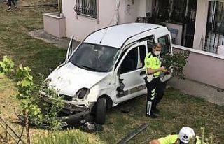 Sakarya'da sitenin bahçesine devrilen araçtaki...