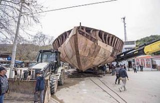 Bursa'da atölyede inşa edilen balıkçı teknesi...