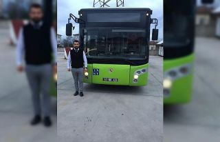 Kocaeli'de otobüs şoförü engelliye yardım...