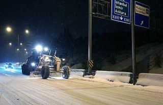 Bursa'da kar nedeniyle kapanan mahalle yolu ulaşıma...