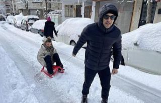 İstanbul'da evli çif, karda ulaşım sorununu...