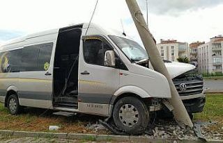 Elektrik direğine çarpan işçi servisindeki 6 kişi...