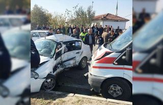 Bursa'da ambulans ile çarpışan otomobilin...