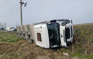 Tarlaya devrilen süt tankerinin sürücüsü yaralandı