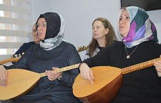 Kadınlar köy yaşam merkezinde bağlama çalmayı...