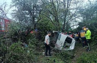 Anadolu Otoyolu Kocaeli geçişinde devrilen servis...