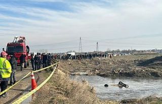 Kırklareli'nde nehre devrilen otomobili kurtarma...